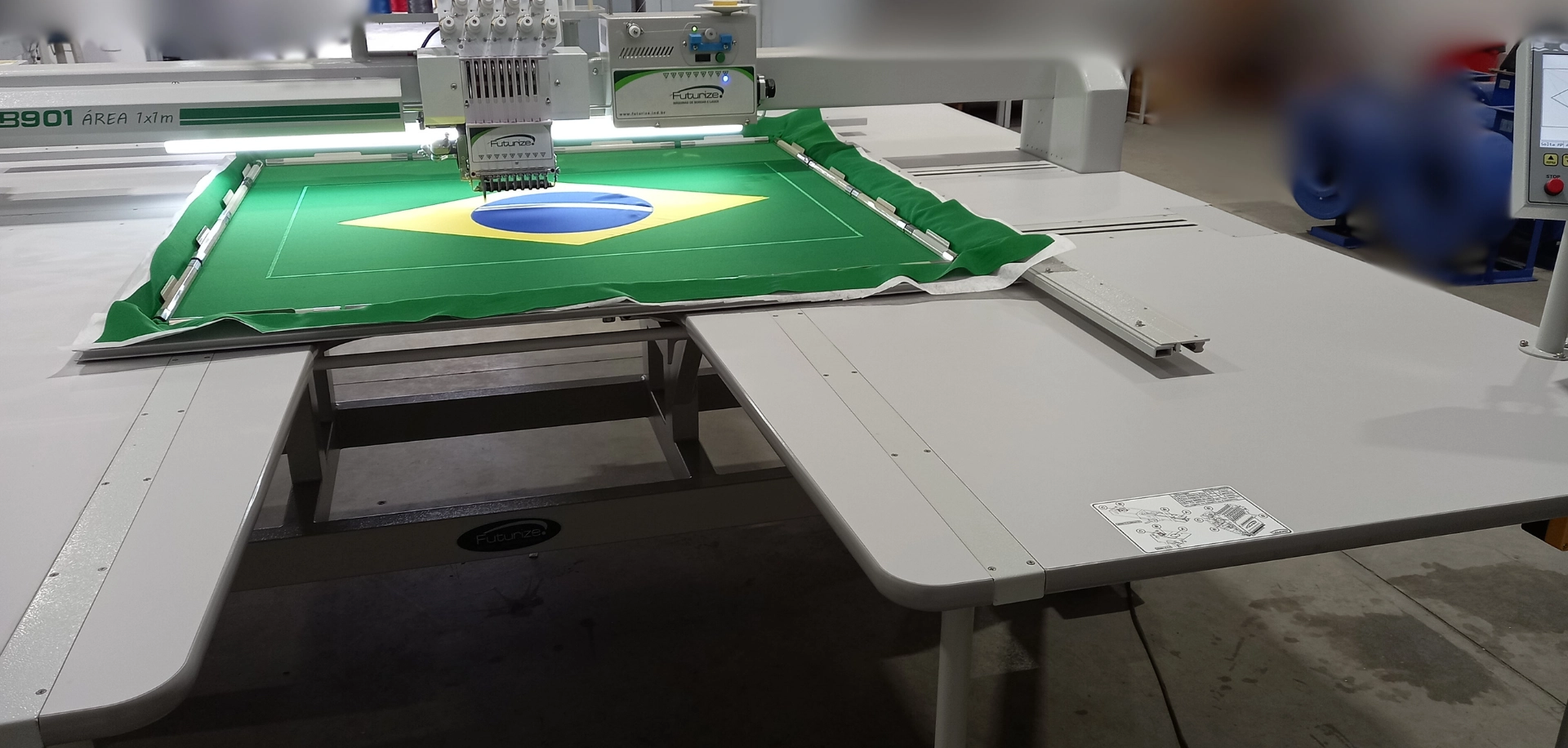 Maquina de bordar industrial - MB901 Plus