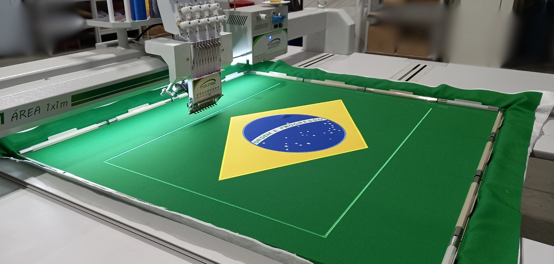 Maquina de bordar industrial - MB901 Plus