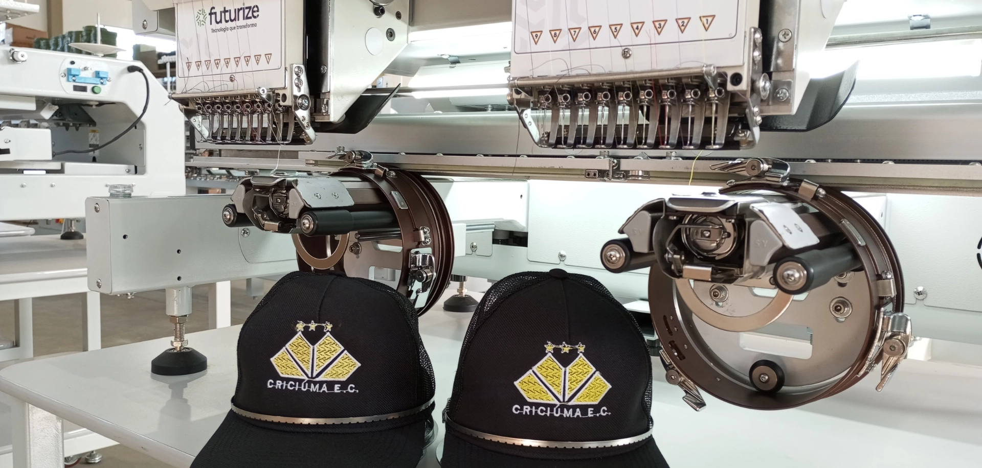 Maquina de bordar industrial mb dupla compacta Futurize