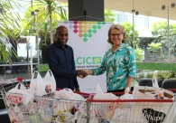 Alimentos arrecadados em palestra s�o destinados para fam�lias carentes