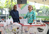 Alimentos arrecadados em palestra s�o destinados para fam�lias carentes