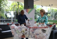 Alimentos arrecadados em palestra s�o destinados para fam�lias carentes