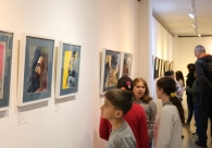 Alunos da Escola S�o Crist�v�o visitam exposi��o Ecos da Hist�ria, de Raul Galli, na Acic
