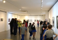 Alunos da Escola S�o Crist�v�o visitam exposi��o Ecos da Hist�ria, de Raul Galli, na Acic