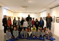 Alunos da Escola S�o Crist�v�o visitam exposi��o Ecos da Hist�ria, de Raul Galli, na Acic