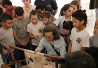 Alunos se encantam com a t&eacute;cnica de tecelagem da artista Elke H&uuml;lse