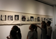 Alunos se encantam com a t&eacute;cnica de tecelagem da artista Elke H&uuml;lse