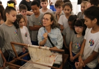 Alunos se encantam com a t&eacute;cnica de tecelagem da artista Elke H&uuml;lse
