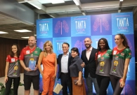 Com audit&oacute;rio lotado, livro que narra a trajet&oacute;ria do m&eacute;dico Domingos Simon &eacute; lan&ccedil;ado