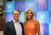 Com audit&oacute;rio lotado, livro que narra a trajet&oacute;ria do m&eacute;dico Domingos Simon &eacute; lan&ccedil;ado