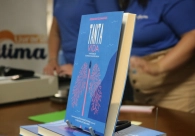 Com audit&oacute;rio lotado, livro que narra a trajet&oacute;ria do m&eacute;dico Domingos Simon &eacute; lan&ccedil;ado