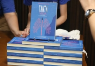 Com audit&oacute;rio lotado, livro que narra a trajet&oacute;ria do m&eacute;dico Domingos Simon &eacute; lan&ccedil;ado