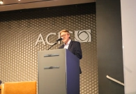 Com audit&oacute;rio lotado, livro que narra a trajet&oacute;ria do m&eacute;dico Domingos Simon &eacute; lan&ccedil;ado