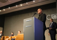 Com audit&oacute;rio lotado, livro que narra a trajet&oacute;ria do m&eacute;dico Domingos Simon &eacute; lan&ccedil;ado