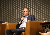 Com audit&oacute;rio lotado, livro que narra a trajet&oacute;ria do m&eacute;dico Domingos Simon &eacute; lan&ccedil;ado