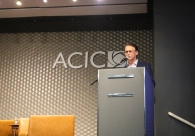 Com audit&oacute;rio lotado, livro que narra a trajet&oacute;ria do m&eacute;dico Domingos Simon &eacute; lan&ccedil;ado