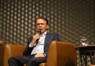 Com audit&oacute;rio lotado, livro que narra a trajet&oacute;ria do m&eacute;dico Domingos Simon &eacute; lan&ccedil;ado