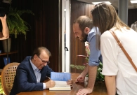 Com audit&oacute;rio lotado, livro que narra a trajet&oacute;ria do m&eacute;dico Domingos Simon &eacute; lan&ccedil;ado