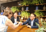 Com audit&oacute;rio lotado, livro que narra a trajet&oacute;ria do m&eacute;dico Domingos Simon &eacute; lan&ccedil;ado