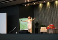 Com t&eacute;cnicas de ilusionismo, Meiry Kamia d&aacute; dicas de sucesso e felicidade