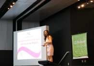 Com t&eacute;cnicas de ilusionismo, Meiry Kamia d&aacute; dicas de sucesso e felicidade