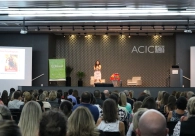 Com t&eacute;cnicas de ilusionismo, Meiry Kamia d&aacute; dicas de sucesso e felicidade