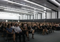 Com t&eacute;cnicas de ilusionismo, Meiry Kamia d&aacute; dicas de sucesso e felicidade