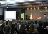 Com t&eacute;cnicas de ilusionismo, Meiry Kamia d&aacute; dicas de sucesso e felicidade