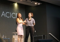 Com t&eacute;cnicas de ilusionismo, Meiry Kamia d&aacute; dicas de sucesso e felicidade