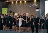 Com t&eacute;cnicas de ilusionismo, Meiry Kamia d&aacute; dicas de sucesso e felicidade