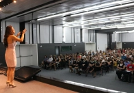 Com t&eacute;cnicas de ilusionismo, Meiry Kamia d&aacute; dicas de sucesso e felicidade