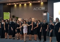 Com t&eacute;cnicas de ilusionismo, Meiry Kamia d&aacute; dicas de sucesso e felicidade