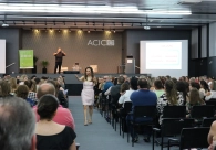 Com t&eacute;cnicas de ilusionismo, Meiry Kamia d&aacute; dicas de sucesso e felicidade