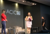 Com t&eacute;cnicas de ilusionismo, Meiry Kamia d&aacute; dicas de sucesso e felicidade