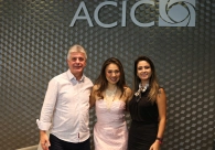 Com t&eacute;cnicas de ilusionismo, Meiry Kamia d&aacute; dicas de sucesso e felicidade