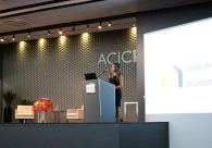 Com t&eacute;cnicas de ilusionismo, Meiry Kamia d&aacute; dicas de sucesso e felicidade