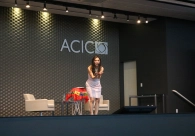 Com t&eacute;cnicas de ilusionismo, Meiry Kamia d&aacute; dicas de sucesso e felicidade