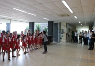 Crian�as do Bairro visitam a Acic para agradecer por mais um ano de parcerias