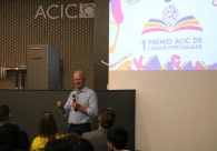 Empolga&ccedil;&atilde;o marca entrega de medalhas do Pr&ecirc;mio Acic de L&iacute;ngua Portuguesa