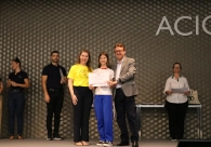 Empolga&ccedil;&atilde;o marca entrega de medalhas do Pr&ecirc;mio Acic de L&iacute;ngua Portuguesa