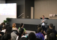 Empolga&ccedil;&atilde;o marca entrega de medalhas do Pr&ecirc;mio Acic de L&iacute;ngua Portuguesa