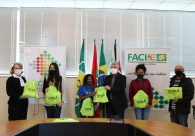 Estudantes de Crici�ma s�o beneficiados com kits escolares pela Unisul