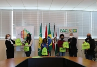 Estudantes de Crici�ma s�o beneficiados com kits escolares pela Unisul