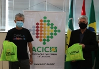 Estudantes de Crici�ma s�o beneficiados com kits escolares pela Unisul