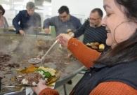 Feijoada do Bairro re&uacute;ne grande p&uacute;blico em prol da solidariedade