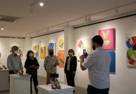 Mostra Minha Inf&acirc;ncia & Happy Humans est&aacute; aberta ao p&uacute;blico na galeria de arte da Acic