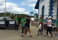 Primeira caminhada ecol�gica recolhe meia tonelada de res�duos