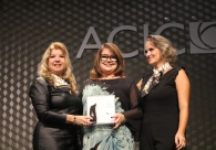 Reconhecimento e emo&ccedil;&atilde;o na entrega do Pr&ecirc;mio Mulher Empres&aacute;ria