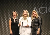 Reconhecimento e emo&ccedil;&atilde;o na entrega do Pr&ecirc;mio Mulher Empres&aacute;ria