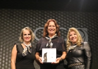 Reconhecimento e emo&ccedil;&atilde;o na entrega do Pr&ecirc;mio Mulher Empres&aacute;ria